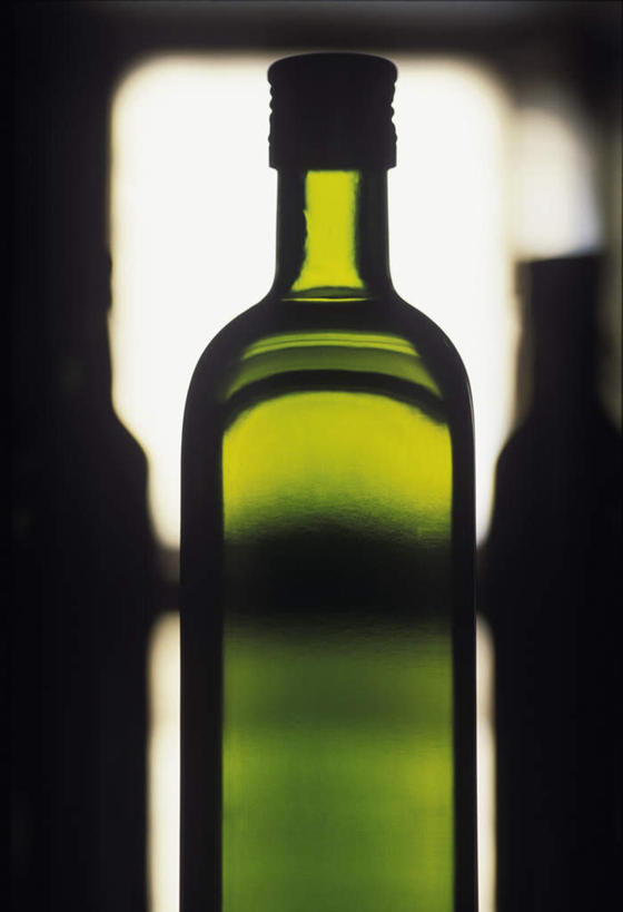 无人,竖图,室内,特写,白天,正面,阴影,朦胧,模糊,反射,影子,食用油,油,橄榄油,玻璃制品,玻璃瓶,瓶子,一瓶,植物油,彩图