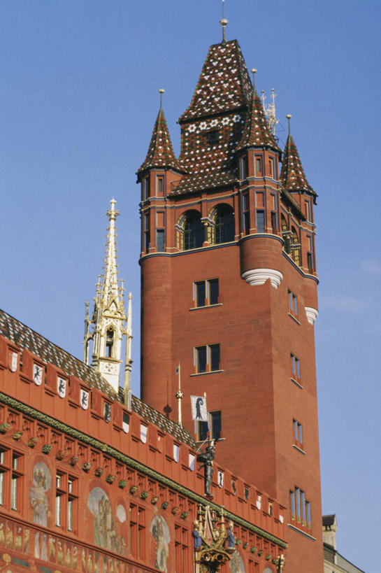 无人,家,竖图,室外,白天,仰视,旅游,度假,窗户,标志建筑,地标,建筑,路灯,照明,瑞士,欧洲,一排,许多,阴影,整齐,光线,影子,房屋,墙,屋子,塔,灯光,娱乐,建设,楼房,玻璃窗,墙壁,墙面,住宅,灯,排列,蓝色,蓝天,天空,阳光,天,享受,休闲,旅游胜地,放松,晴朗,照亮,照明设备,队列,中欧,万里无云,首府,巴塞尔,瑞士联邦,巴塞尔城市州,晴空,晴空万里,彩图,低角度拍摄,房子