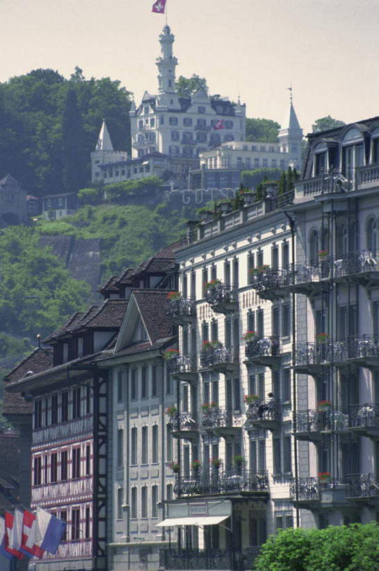 无人,家,竖图,室外,白天,正面,度假,美景,植物,城市风光,城市,旗帜,国旗,瑞士,欧洲,一排,阴影,整齐,光线,影子,房屋,屋子,景观,公寓,娱乐,洋房,楼房,住宅,树,树木,排列,绿色,阳光,自然,享受,休闲,景色,放松,生长,成长,队列,中欧,瑞士国旗,卢塞恩,瑞士联邦,琉森州,卢塞恩州,琉森,旗,彩图,房子