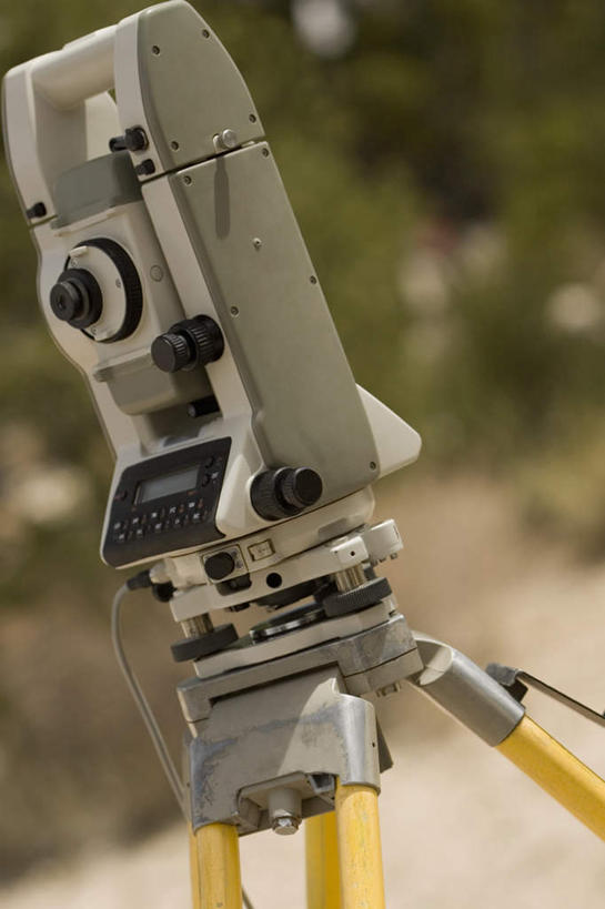 无人,竖图,室外,特写,白天,正面,机器,植物,朦胧,模糊,测量,树,树木,一个,绿色,自然,建筑工地,机械,生长,单个,成长,测量工具,衡量,经纬仪,量具,量仪,地盘,建筑地盘,施工地盘,丈量,彩图,工地