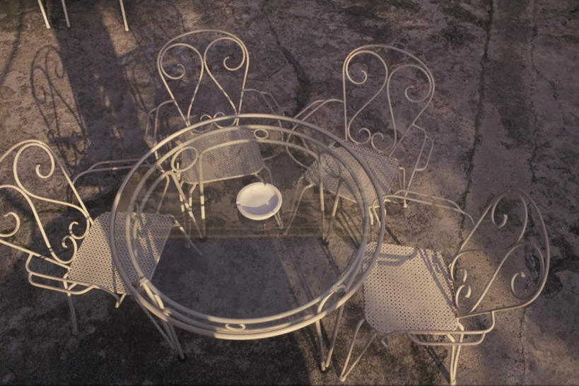 无人,横图,俯视,室外,白天,餐桌,桌子,椅子,阴影,环绕,围绕,光线,影子,陶瓷,陶瓷制品,四把,环抱,阳光,餐台,烟灰缸,烟碟,烟盅,萦绕,彩图,高角度拍摄