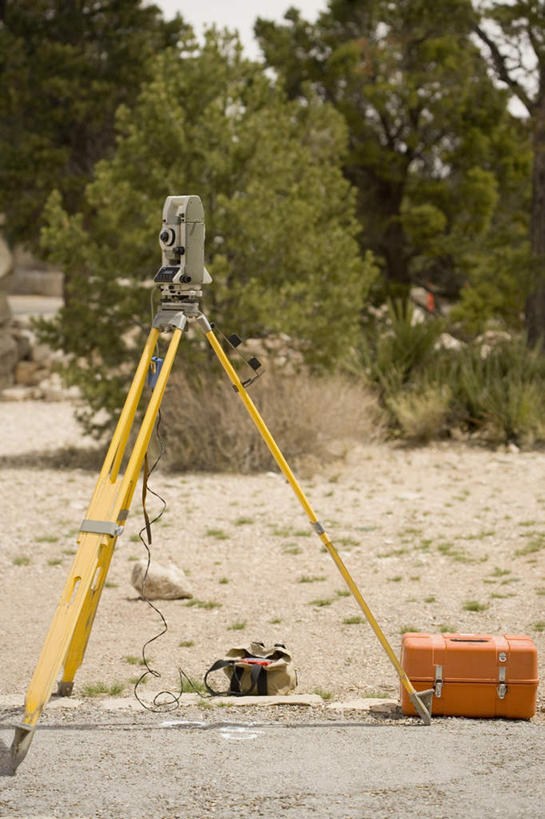 无人,竖图,室外,白天,正面,机器,植物,测量,树,树木,一个,绿色,自然,容器,箱子,建筑工地,机械,工具箱,生长,单个,成长,储藏,测量工具,衡量,储存,经纬仪,量具,量仪,地盘,建筑地盘,施工地盘,丈量,彩图,工地,贮存