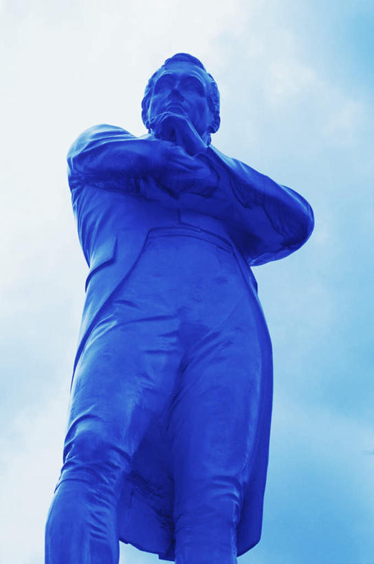 西方人,一个人,无人,站,双手交叉,竖图,室外,白天,仰视,旅游,度假,标志建筑,地标,建筑,雕塑,欧洲,新加坡,欧洲人,亚洲,仅一个男性,仅一个人,仅一个中年男性,阴影,服装,艺术,装饰,光线,雕刻,雕像,影子,云,云朵,首都,爵士,云彩,注视,娱乐,建设,衣服,蓝色,白云,蓝天,天空,阳光,工艺品,天,观察,看,站着,享受,休闲,旅游胜地,放松,服饰,东南亚,晴朗,观看,纪念,美术,察看,双手抱胸,衣着,穿着,关注,主题,陈列,一尊,功能,美学,新加坡共和国,政治家,衣饰,男人,男性,中年男性,白种人,晴空,站立,半身,彩图,低角度拍摄,莱佛士,托马斯.斯坦福.莱佛士,莱佛士登岸遗址,莱佛士爵士纪念铜像