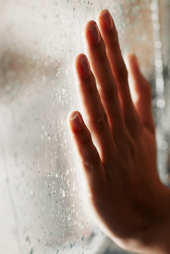 西方人,手,一个人,竖图,室内,特写,白天,正面,窗户,欧洲,欧洲人,仅一个年轻女性,仅一个女性,仅一个人,擦,抚摸,朦胧,模糊,玻璃窗,手部,擦拭,单手,揩擦,拭,年轻女性,女人,女性,白种人,半身,彩图,轻抚