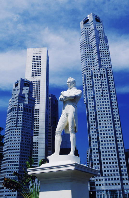 西方人,一个人,无人,高楼大厦,站,双手交叉,竖图,室外,白天,仰视,旅游,度假,办公楼,植物,标志建筑,大厦,地标,建筑,摩天大楼,写字楼,雕塑,欧洲,新加坡,欧洲人,亚洲,仅一个男性,仅一个人,仅一个中年男性,阴影,服装,艺术,装饰,光线,雕刻,雕像,影子,云,云朵,首都,爵士,云彩,注视,娱乐,建设,树,树木,衣服,蓝色,绿色,白云,蓝天,天空,阳光,自然,工艺品,楼宇,天,观察,看,站着,享受,休闲,旅游胜地,商务楼,放松,服饰,东南亚,生长,晴朗,成长,观看,纪念,美术,察看,双手抱胸,衣着,穿着,关注,主题,陈列,一尊,功能,美学,新加坡共和国,政治家,衣饰,男人,男性,中年男性,白种人,晴空,站立,半身,彩图,低角度拍摄,大楼,高层建筑,高楼,摩天楼,莱佛士,托马斯.斯坦福.莱佛士,莱佛士登岸遗址,莱佛士爵士纪念铜像