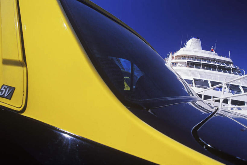 无人,横图,室外,白天,仰视,窗户,船,出租车,汽车,一辆,一艘,阴影,光线,影子,游轮,玻璃窗,车,游船,黄色,蓝色,蓝天,天空,阳光,车窗,交通工具,轿车,天,晴朗,载具,的士,计程车,万里无云,旅游船,晴空,晴空万里,彩图,低角度拍摄