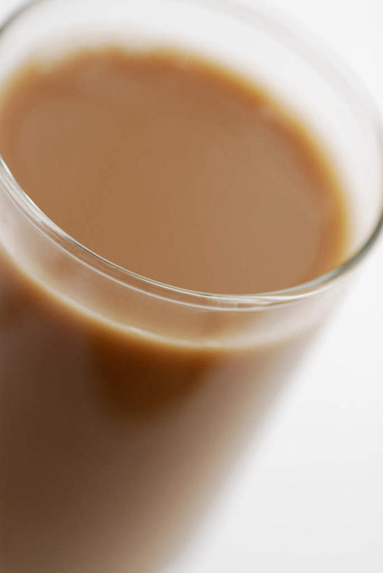 牛奶,无人,竖图,俯视,室内,特写,白天,白色背景,餐桌,桌子,杯子,阴影,朦胧,模糊,反射,影子,食品,甜点,甜品,饮品,一杯,营养,玻璃制品,食物,饮料,一个,水杯,甜食,冰淇淋,摄影,影棚,单个,餐台,鲜奶,乳制品,奶,牛乳,奶昔,安神,巧克力奶昔,玻璃杯,彩图,高角度拍摄,影棚拍摄,拍摄