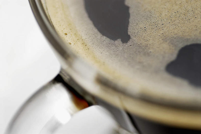 咖啡,无人,横图,俯视,室内,特写,白天,白色背景,幸福,餐桌,桌子,杯子,阴影,反射,影子,一杯,娱乐,玻璃制品,饮料,一个,水杯,享受,休闲,温馨,放松,乐趣,摄影,影棚,单个,餐台,提神,舒适,醒脑,黑咖啡,软饮料,玻璃杯,彩图,高角度拍摄,影棚拍摄,拍摄