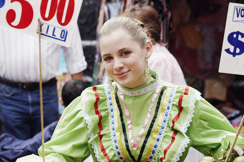 西方人,一个人,站,笑,微笑,横图,室外,白天,正面,民族服装,裙子,欧洲,欧洲人,仅一个年轻女性,仅一个女性,仅一个人,连衣裙,服装,标签,标志,数字,文字,字符,注视,标识,衣服,绿色,观察,看,站着,价格,阿拉伯数字,服饰,观看,察看,衣着,穿着,关注,价钱,衣饰,代价,年轻女性,女人,女性,白种人,站立,半身,彩图,传统服装,民俗服