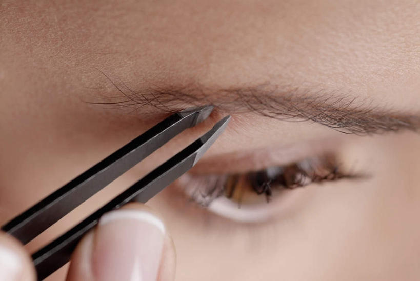 西方人,眼睛,眉毛,睫毛,手,一个人,横图,室内,特写,白天,正面,化妆,美容,时尚,欧洲,欧洲人,瞳孔,仅一个年轻女性,仅一个女性,仅一个人,护肤,握,拿,拿着,注视,观察,看,保养,享受,休闲,手部,放松,握着,保健,眼部,观看,单手,察看,美容工具,关注,养颜,化妆工具,眉毛钳,年轻女性,女人,女性,白种人,睫,眉,眼,眼睫毛,眼眉,半身,彩图,眼眉毛