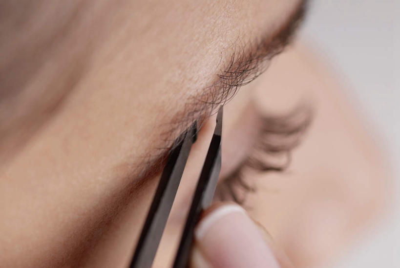 西方人,脸,头,眼睛,脸颊,眉毛,睫毛,手,一个人,闭眼,横图,俯视,室内,特写,白天,化妆,美容,时尚,欧洲,欧洲人,瞳孔,仅一个年轻女性,仅一个女性,仅一个人,护肤,朦胧,模糊,保养,享受,休闲,手部,放松,保健,眼部,单手,美容工具,养颜,化妆工具,眉毛钳,年轻女性,女人,女性,白种人,头部,睫,脸部,脸蛋,眉,面部,眼,眼睫毛,眼眉,闭眼睛,闭着眼,闭着眼睛,半身,彩图,高角度拍摄,眼眉毛