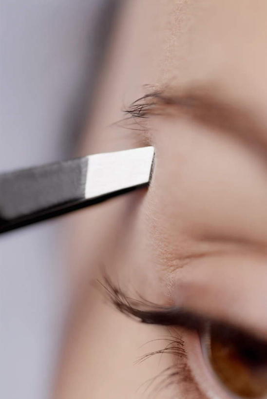 西方人,眼睛,眉毛,睫毛,一个人,竖图,室内,特写,白天,正面,化妆,美容,时尚,欧洲,欧洲人,瞳孔,仅一个年轻女性,仅一个女性,仅一个人,灰色背景,注视,观察,看,眼部,摄影,影棚,观看,察看,美容工具,关注,化妆工具,眉毛钳,年轻女性,女人,女性,白种人,睫,眉,眼,眼睫毛,眼眉,半身,彩图,影棚拍摄,拍摄,眼眉毛