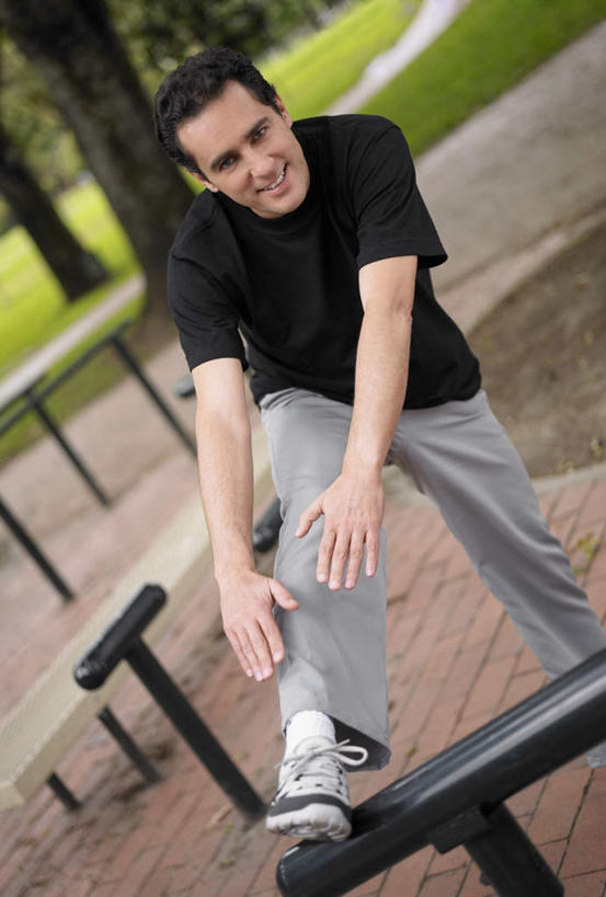 西方人,一个人,站,笑,微笑,露齿笑,竖图,室外,白天,正面,锻炼,运动,双杠,草地,草坪,植物,欧洲,欧洲人,仅一个男性,仅一个人,服装,注视,休闲装,运动器械,草,树,树木,仅一个年轻男性,衣服,绿色,黑色,自然,观察,看,站着,休闲,休闲服,健身器械,服饰,生长,成长,观看,察看,关注,健身器材,体育,男人,男性,年轻男性,白种人,站立,半身,彩图,健身,运动器材