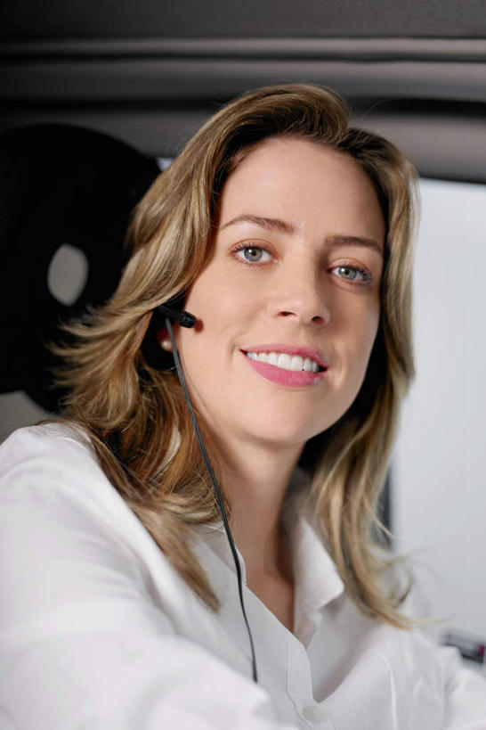 西方人,一个人,坐,笑,微笑,露齿笑,竖图,室外,白天,正面,通讯,汽车,欧洲,欧洲人,仅一个年轻女性,仅一个女性,仅一个人,服装,信息,听,注视,休闲装,车,衣服,白色,耳机,耳麦,话筒,交通工具,轿车,观察,看,休闲,休闲服,通信,服饰,观看,协调,察看,麦克风,关注,扩音器,载具,蓝牙,蓝牙耳机,传声器,微音器,年轻女性,女人,女性,白种人,坐着,半身,彩图