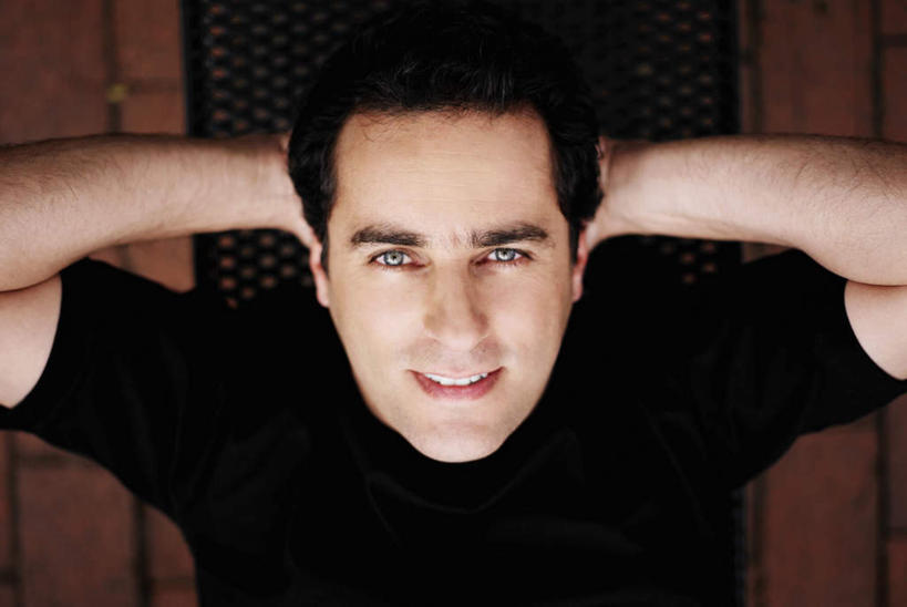 西方人,一个人,躺,笑,仰卧起坐,微笑,横图,俯视,室外,白天,锻炼,运动,欧洲,欧洲人,仅一个男性,仅一个人,抱头,服装,注视,休闲装,仅一个年轻男性,衣服,黑色,观察,看,休闲,休闲服,服饰,观看,察看,关注,捧首,捧头,卧着,体育,男人,男性,年轻男性,白种人,躺着,卧,仰卧,半身,彩图,高角度拍摄,健身