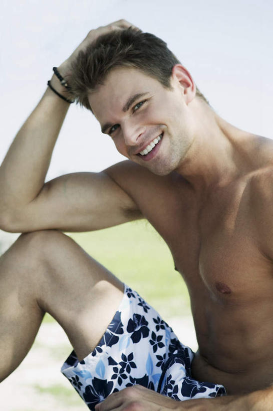 西方人,肌肉,健壮,一个人,坐,笑,微笑,露齿笑,竖图,室外,白天,正面,草地,草坪,植物,欧洲,欧洲人,仅一个男性,仅一个人,抱头,短裤,裤子,朦胧,模糊,护腕,注视,裸露,草,仅一个年轻男性,蓝色,绿色,蓝天,天空,天,观察,看,健康,活力,力量,沙滩裤,晴朗,观看,青春,察看,强壮,关注,裸,万里无云,捧首,捧头,男人,男性,年轻男性,白种人,晴空,晴空万里,坐着,半身,彩图