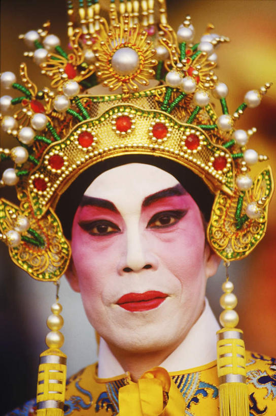 东方人,脸,头,脸颊,一个人,站,笑,微笑,竖图,室外,特写,白天,正面,民族服装,化妆,美容,亚洲,仅一个男性,仅一个人,仅一个中年男性,护肤,阴影,服装,朦胧,模糊,反射,影子,注视,黄种人,文化,肩膀,衣服,彩妆,观察,看,站着,保养,享受,休闲,大衣,放松,保健,服饰,观看,察看,头冠,衣着,穿着,关注,中国文化,表演服,演出服,京剧,养颜,戏曲,国粹,衣饰,道具服,男人,男性,中年男性,亚洲人,头部,脸部,脸蛋,面部,站立,半身,彩图,传统服装,民俗服,京剧服饰,国剧,京戏,平剧,中国戏曲,传统文化