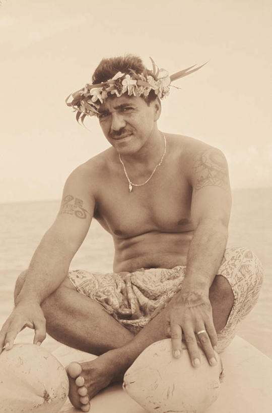 西方人,腿部,脚,脚趾,脚趾甲,腿,一个人,坐,笑,盘腿,微笑,竖图,室外,白天,正面,沙滩,欧洲,欧洲人,仅一个男性,仅一个人,短裤,裤子,朦胧,模糊,装饰,花环,沙子,海岸,沙地,注视,光脚,仅一个年轻男性,观察,看,赤脚,沙滩裤,观看,华丽,修饰,点缀,察看,关注,衬托,美观,雅致,雅观,男人,男性,年轻男性,白种人,脚指甲,海滩,盘腿而坐,盘膝,盘着腿的,盘着腿坐,双腿交叉,坐着,彩图,全身