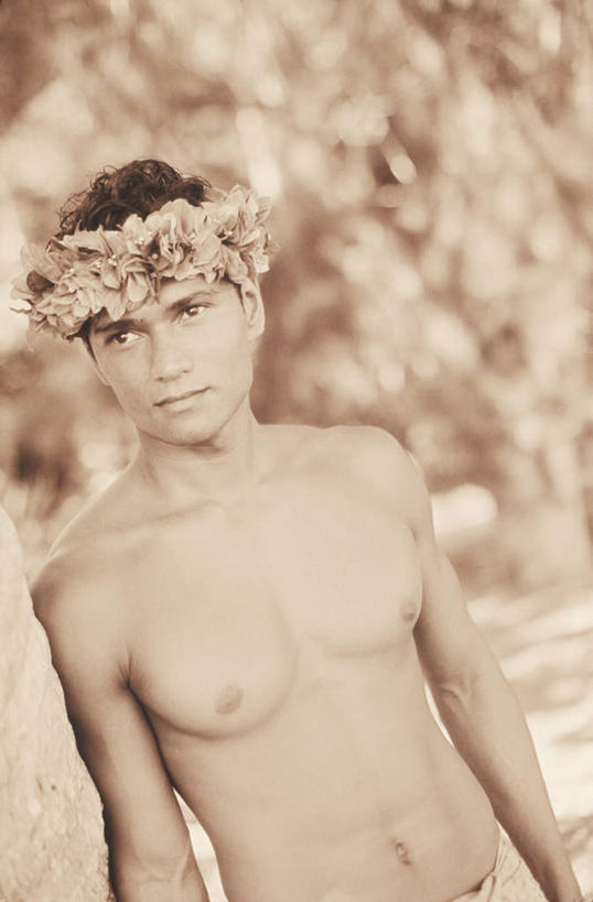 西方人,肌肉,健壮,一个人,站,竖图,室外,白天,正面,胜利,树林,植物,叶子,欧洲,欧洲人,仅一个男性,仅一个人,朦胧,模糊,绿叶,枝条,注视,裸露,树,树木,树枝,仅一个年轻男性,绿色,自然,观察,看,站着,健康,嫩叶,活力,力量,生长,成长,观看,青春,察看,强壮,象征,草本,关注,裸,桂冠,月桂叶,香叶,杰出,天竺桂,香桂叶,桂叶,虬枝,枝杈,月桂,男人,男性,年轻男性,白种人,叶,叶片,站立,半身,彩图