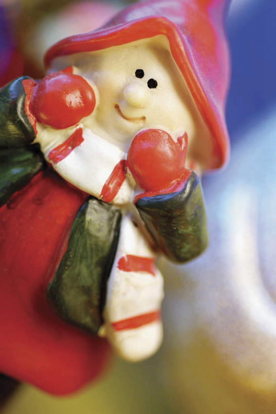 一个人,无人,站,笑,微笑,竖图,俯视,室内,特写,白天,民族服装,桌面,桌子,帽子,圣诞节,仅一个年轻女性,仅一个女性,仅一个人,阴影,节日,朦胧,模糊,庆祝,装饰,反射,木制,影子,注视,文化,木制品,围巾,观察,看,站着,庆典,温暖,围脖,观看,纪念,保暖,华丽,点缀,察看,御寒,关注,巫师帽,衬托,美观,雅致,雅观,年轻女性,女人,女性,站立,半身,彩图,高角度拍摄,传统服装,民俗服