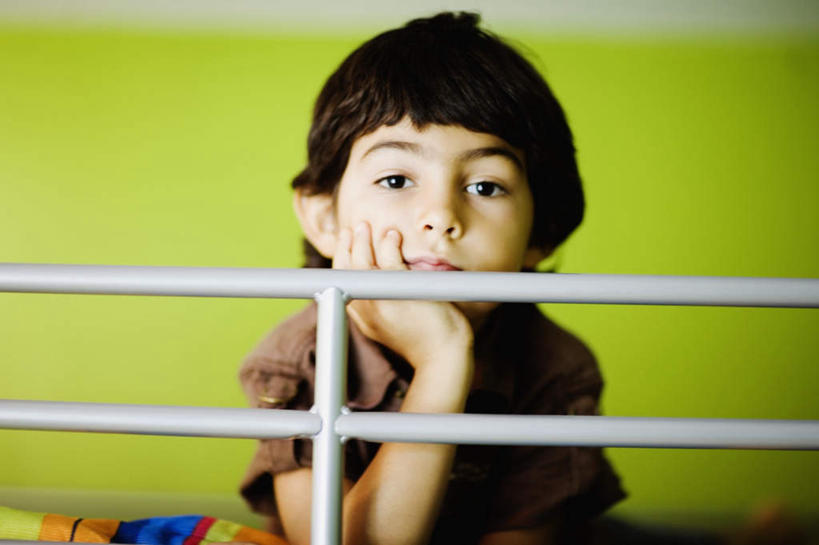 西方人,儿童,一个人,栏杆,躺,横图,室内,白天,正面,纯洁,床,卧室,欧洲,欧洲人,仅一个男性,仅一个人,撑,服装,扶手,墙,床单,托腮,注视,休闲装,被子,护栏,墙壁,墙面,小孩,衣服,绿色,观察,看,趴着,托,仅一个小孩,休闲,休闲服,可爱,童年,童趣,服饰,观看,察看,被单,关注,托下巴,童真,烂漫,无邪,儿童双层床,母子床,双层床,卧着,天真,男孩,男人,男性,白种人,孩子,趴,躺着,卧,半身,彩图,睡房,卧房,男生