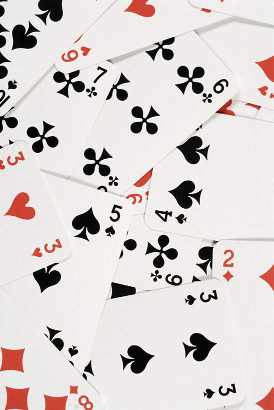 无人,竖图,俯视,室内,特写,白天,爱情,游戏,赌博,贪欲,竞争,静物,扑克牌,纸牌,玩具,扑克,一堆,许多,阴影,堆叠,堆积,爱心,反射,标志,方块,数字,文字,影子,字符,浪漫,玩,娱乐,标识,刺激,休闲,温暖,温馨,心形,恩爱,阿拉伯数字,活动,堆,和睦,发泄,消遣,智力,赌具,黑桃,投机,侥幸,欲望,宣泄,草花,红心,心型,玩耍,嬉戏,彩图,高角度拍摄,融洽,胜负,输赢