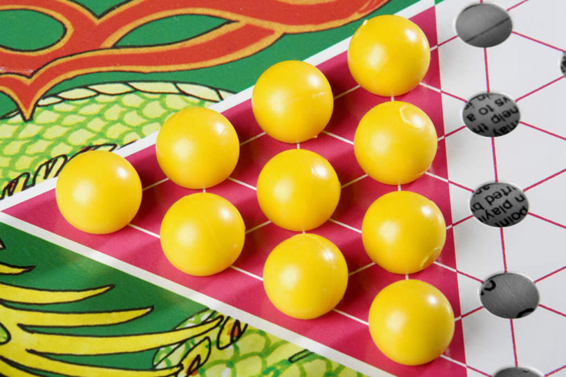 无人,横图,俯视,室内,特写,白天,游戏,智慧,桌面,桌子,静物,阴影,花纹,装饰,反射,木制,影子,玩,娱乐,球,黄色,木制品,休闲,棋子,棋盘,益智,活动,华丽,修饰,点缀,发泄,消遣,智力,跳棋,宣泄,衬托,美观,雅致,雅观,西洋跳棋,国际跳棋,玩耍,嬉戏,彩图,高角度拍摄