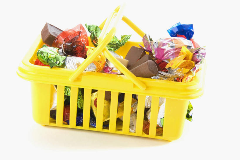 无人,横图,俯视,室内,特写,白天,白色背景,一堆,许多,阴影,堆叠,堆积,反射,篮子,影子,塑料,食品,糖,糖果,甜点,甜品,购物篮,食物,一个,黄色,塑料制品,甜食,巧克力,摄影,影棚,单个,朱古力,堆,便利,存放,载具,快捷,方便,寄存,寄放,暂存,购物提篮,购物筐,彩图,高角度拍摄,影棚拍摄,拍摄