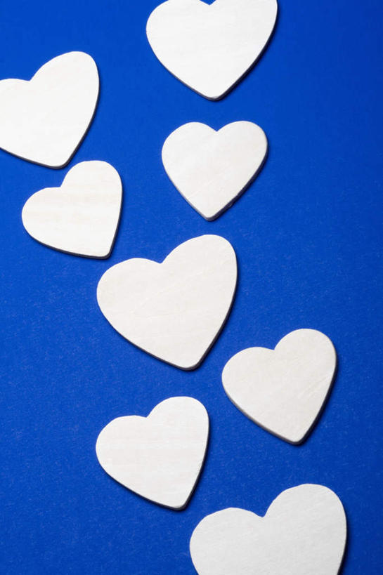 无人,竖图,俯视,室内,特写,白天,爱情,静物,许多,阴影,蓝色背景,爱心,艺术,反射,影子,纸艺,手工艺品,浪漫,文化,纸制品,工艺品,剪纸,温暖,温馨,心形,恩爱,摄影,影棚,和睦,高雅,自信心,品位,剪画,刻纸,心型,彩图,高角度拍摄,影棚拍摄,拍摄,融洽