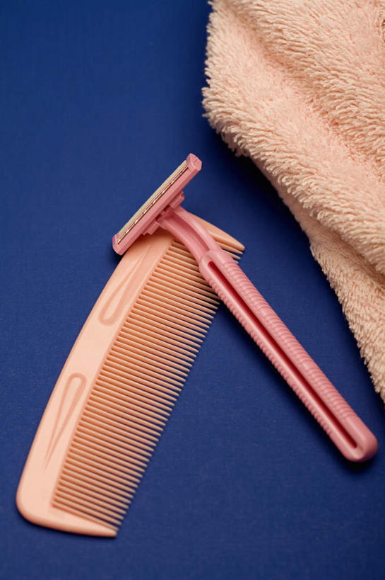 无人,竖图,俯视,室内,特写,白天,静物,一把,阴影,蓝色背景,反射,纺织物,剃须刀,影子,梳子,毛巾,日用品,清洁,护理,摄影,影棚,保暖,刮胡刀,剃须,透气,防水,美发用品,仪容,储水,耐磨,吸水,仪表,彩图,高角度拍摄,影棚拍摄,拍摄