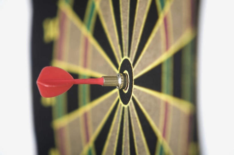 无人,横图,室内,特写,白天,白色背景,正面,成功,胜利,静物,阴影,朦胧,模糊,反射,影子,飞镖,靶子,摄影,影棚,靶心,瞄准,镖针,飞镖运动,彩图,影棚拍摄,拍摄