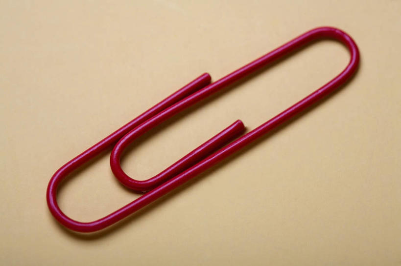 无人,横图,俯视,室内,特写,白天,静物,金属制品,阴影,黄色背景,反射,金属,影子,办公用品,回形针,一个,红色,学习用品,摄影,影棚,单个,文具用品,曲别针,彩图,高角度拍摄,影棚拍摄,拍摄
