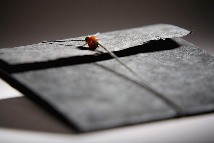 无人,横图,俯视,室内,特写,白天,静物,阴影,灰色背景,反射,信封,影子,褐色,绳子,摄影,影棚,捆绑,绳索,彩图,高角度拍摄,影棚拍摄,拍摄