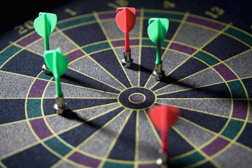 无人,横图,俯视,室内,特写,白天,成功,胜利,静物,五个,许多,阴影,反射,影子,飞镖,红色,蓝色,靶子,靶心,瞄准,镖针,飞镖运动,彩图,高角度拍摄