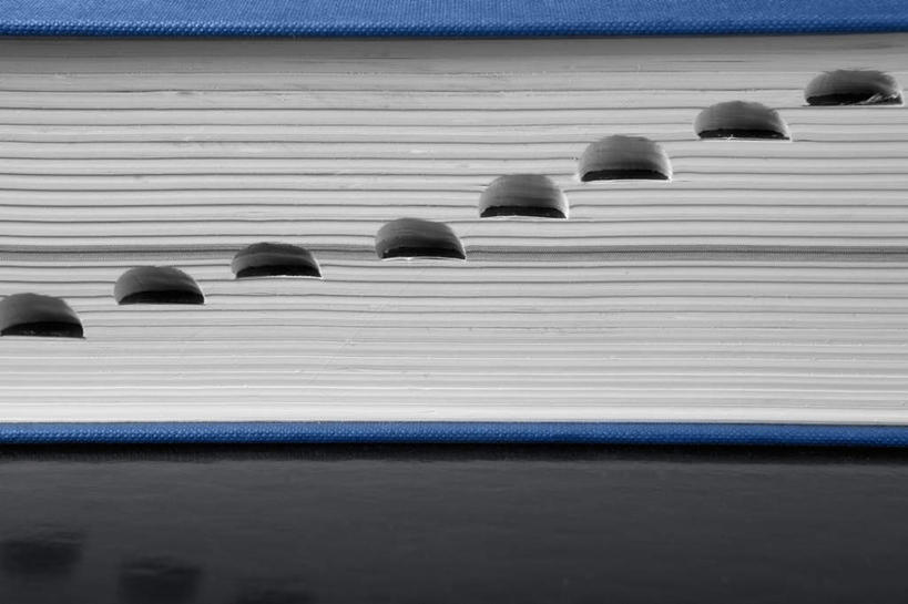 无人,横图,俯视,室内,特写,白天,静物,书籍,一本,一排,阴影,整齐,反射,纹路,工具,纹理,影子,洞,排列,洞穴,队列,词典,穴,肌理,辞典,工具书,书,图书,彩图,高角度拍摄