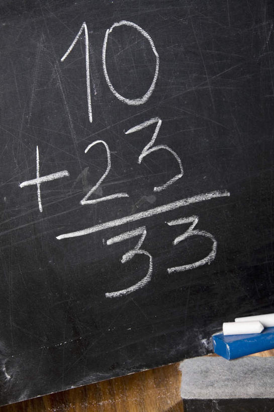 无人,竖图,俯视,室内,特写,白天,地板,静物,阴影,反射,笔,标志,符号,工具,数字,文字,影子,字符,地面,标识,木地板,粉笔,黑板擦,学习用品,黑板,教学,阿拉伯数字,文具用品,数学,公式,数学公式,耐磨,白垩,教学黑板,粉笔擦,彩图,高角度拍摄,加号