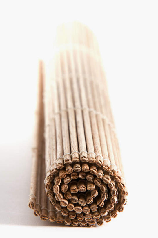 无人,竖图,俯视,室内,特写,白天,白色背景,静物,阴影,竹制,朦胧,模糊,环绕,缠绕,反射,影子,摄影,影棚,竹制品,纠缠,寿司帘,寿司席,寿司竹,寿司竹卷,寿司竹席,彩图,高角度拍摄,影棚拍摄,拍摄