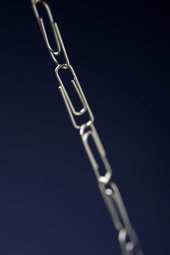 无人,竖图,室内,特写,白天,正面,静物,金属制品,吊挂,连接,悬挂,阴影,蓝色背景,反射,金属,影子,办公用品,回形针,挂,学习用品,摄影,影棚,文具用品,曲别针,贯穿,连结,衔接,串连,彩图,影棚拍摄,拍摄