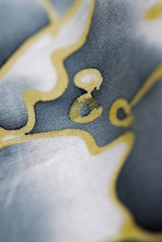 无人,竖图,室内,特写,白天,正面,静物,阴影,花纹,装饰,反射,布,图案,影子,布纹,黄色,白色,灰色,华丽,修饰,布匹,点缀,衬托,美观,雅致,雅观,彩图