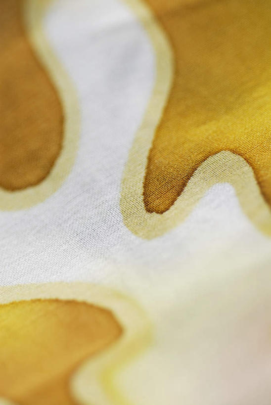 无人,竖图,室内,特写,白天,正面,静物,阴影,花纹,装饰,反射,布,图案,影子,布纹,黄色,白色,华丽,修饰,布匹,点缀,衬托,美观,雅致,雅观,彩图