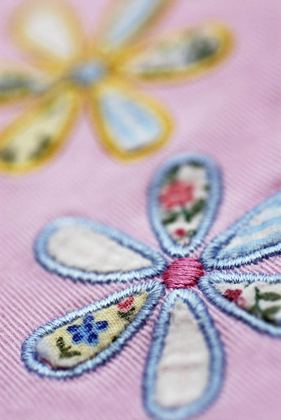 无人,竖图,室内,特写,白天,正面,静物,刺绣,阴影,花纹,艺术,盛开,反射,布,图案,影子,手工艺品,花蕾,布纹,文化,花,花瓣,花朵,鲜花,粉色,工艺品,花苞,花蕊,布匹,高雅,自信心,品位,彩图,女红,针绣,针黹,黹