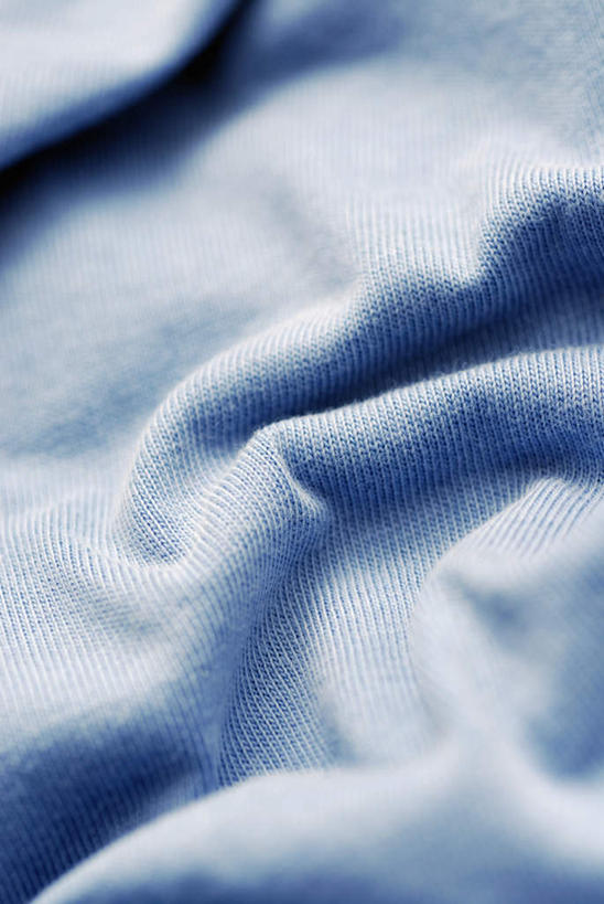 无人,竖图,室内,特写,白天,正面,毛衣,静物,阴影,朦胧,模糊,透明,反射,纹路,纹理,影子,蓝色,羊毛,线衫,肌理,理智,沉静,冷色,高深,冷淡,彩图,绒衣,套衫,套头毛衣,线衣