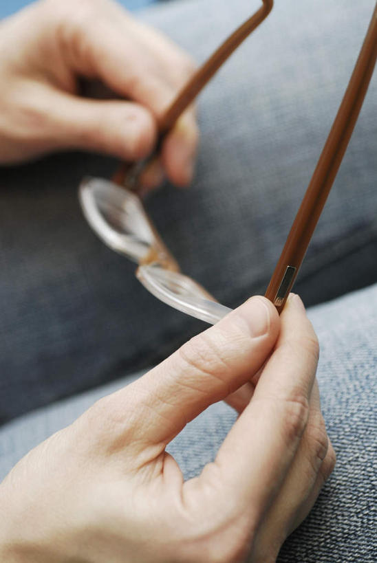 西方人,手,一个人,坐,竖图,俯视,室内,特写,白天,欧洲,欧洲人,双手,仅一个男性,仅一个人,握,裤子,朦胧,模糊,眼镜,拿,拿着,牛仔裤,仅一个年轻男性,手部,握着,近视眼镜,男人,男性,年轻男性,白种人,坐着,半身,彩图,高角度拍摄