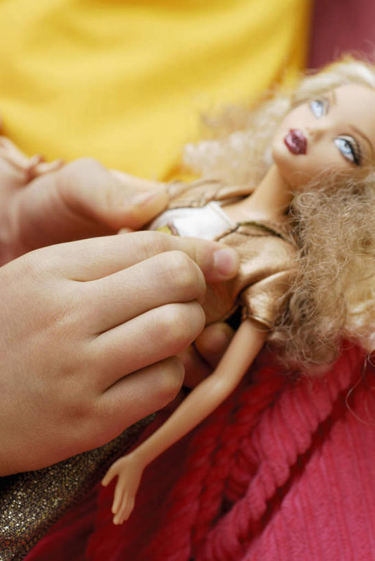 西方人,儿童,手,一个人,竖图,俯视,室内,特写,白天,游戏,纯洁,玩具,欧洲,欧洲人,双手,仅一个男性,仅一个人,握,阴影,服装,朦胧,模糊,反射,人偶,娃娃,玩偶,影子,拿,玩,拿着,休闲装,娱乐,小孩,衣服,仅一个小孩,休闲,手部,休闲服,可爱,童年,童趣,益智,握着,服饰,活动,发泄,消遣,智力,童真,芭比娃娃,烂漫,无邪,宣泄,天真,男孩,男人,男性,白种人,孩子,玩耍,嬉戏,半身,彩图,高角度拍摄,芭比.密里森.罗伯兹,男生