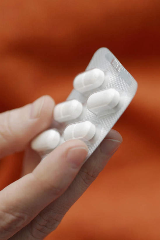 西方人,手,一个人,竖图,俯视,室内,特写,白天,安全,欧洲,欧洲人,仅一个男性,仅一个人,握,阴影,朦胧,模糊,反射,药剂,药丸,影子,塑料,防护,拿,拿着,药片,盒子,仅一个年轻男性,包装盒,容器,塑料制品,药品,手部,治疗,握着,储藏,保护,单手,药物,医疗,储存,保险,预防,平安,男人,男性,年轻男性,白种人,半身,彩图,高角度拍摄,吸塑包装盒,贮存