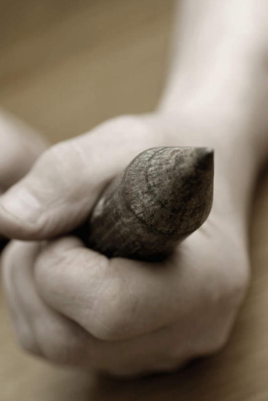 西方人,手,一个人,竖图,俯视,室内,特写,白天,桌面,桌子,欧洲,欧洲人,仅一个男性,仅一个人,握,阴影,朦胧,模糊,反射,木制,影子,拿,拿着,仅一个年轻男性,木制品,手部,握着,单手,钻头,男人,男性,年轻男性,白种人,半身,彩图,高角度拍摄,木钻