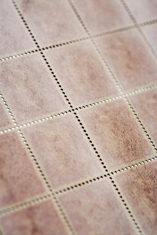 无人,竖图,室内,特写,白天,正面,静物,金属制品,阴影,反射,纹路,金属,纹理,影子,铆钉,肌理,彩图