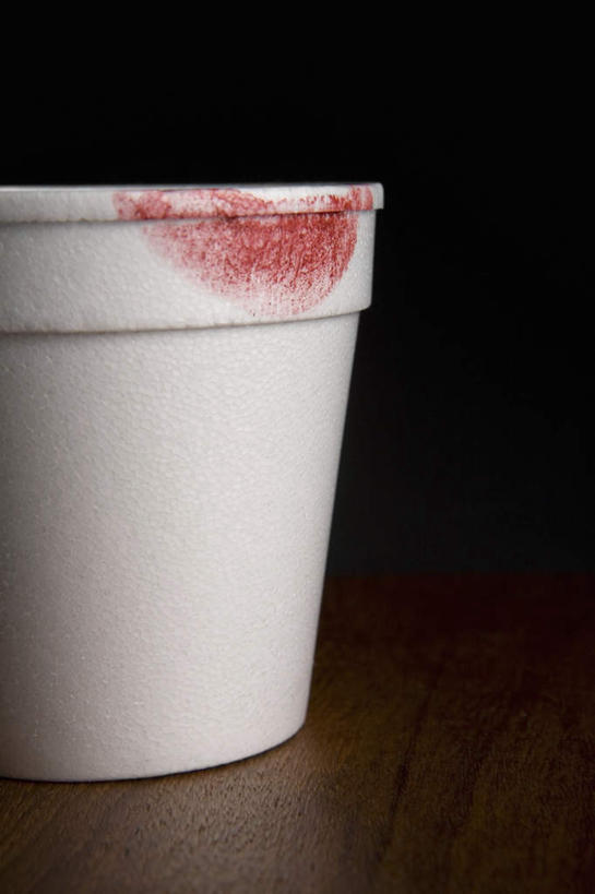无人,竖图,室内,特写,白天,正面,静物,杯子,阴影,黑色背景,反射,影子,一个,红色,白色,纸制品,摄影,影棚,单个,纸杯,口红印,一次性杯子,彩图,影棚拍摄,拍摄,唇印