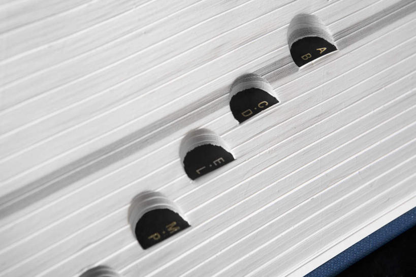 无人,横图,俯视,室内,特写,白天,静物,书籍,阴影,反射,影子,白色,摄影,影棚,卫生,字典,纯真,洁净,光明,恬静,中间色,朴素,清白,书,图书,彩图,高角度拍摄,影棚拍摄,拍摄