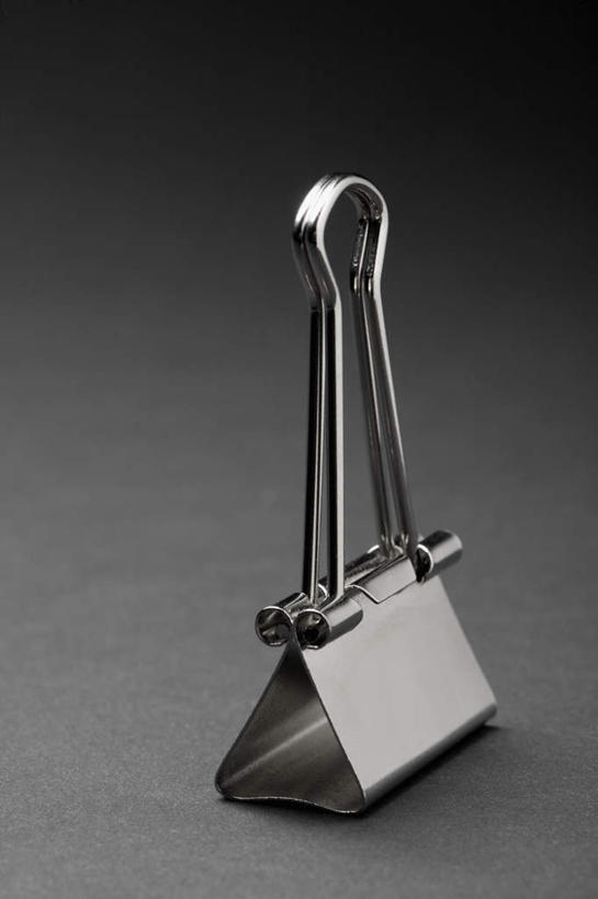 无人,竖图,室内,特写,白天,正面,静物,金属制品,阴影,灰色背景,反射,金属,影子,办公用品,长尾夹,一个,夹子,学习用品,摄影,影棚,单个,文具用品,燕尾夹,彩图,影棚拍摄,拍摄